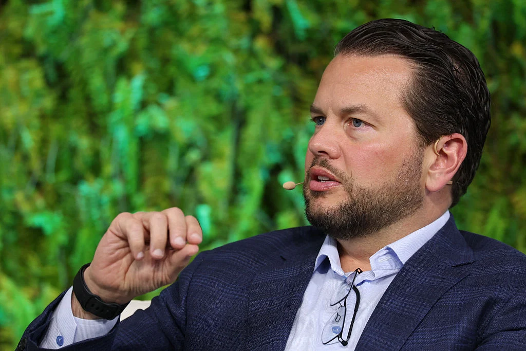 Pinterest CEO Bill Ready Advocates for Global Ban on Social Media for Under-16s Amidst Growing International Momentum