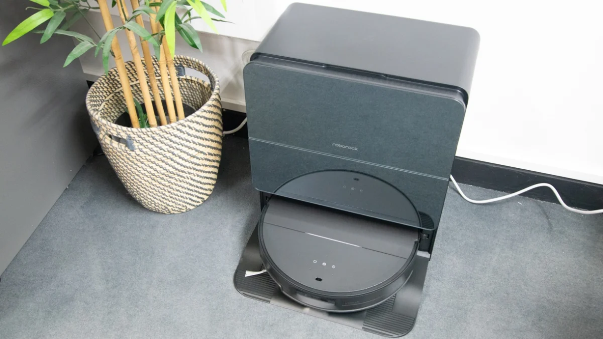 Dyson’s Robot Vacuum Re-Entry: Spot+Scrub Ai Faces Off Against Roborock’s Dominant Saros Series